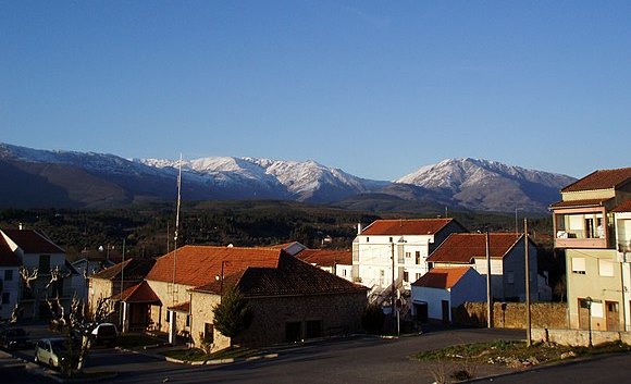 Vista de Paul com os cumes da Serra da Estrela ao fundo.